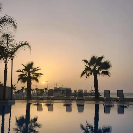 Seaside Bliss In Qerret شقة